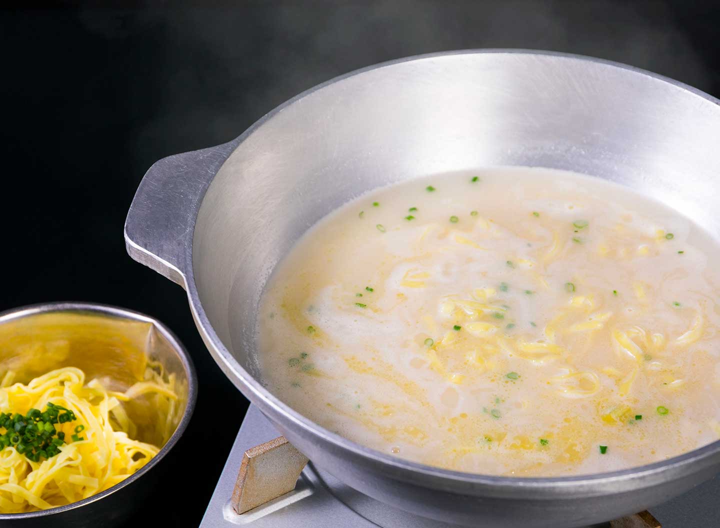 博多水炊きに入れる〆のちぢれ麺